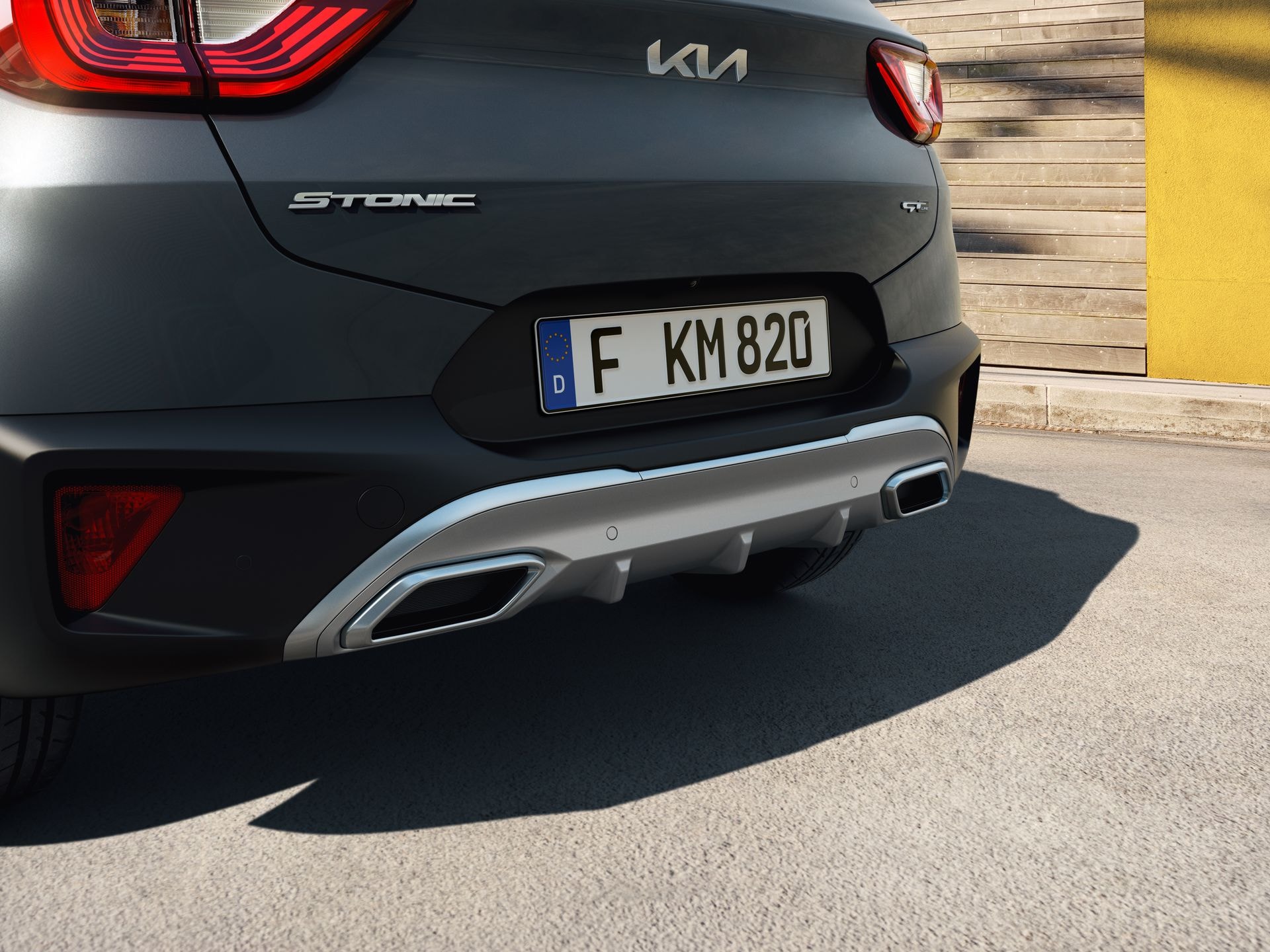 Vista cercana del escape y parte inferior trasera del Kia Stonic.