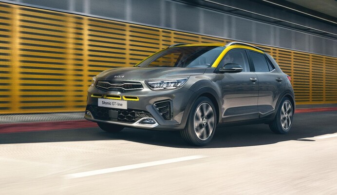 Vista dinámica del Kia Stonic mostrando su diseño frontal y lateral. Vista dinámica del Kia Stonic mostrando su diseño frontal y lateral.