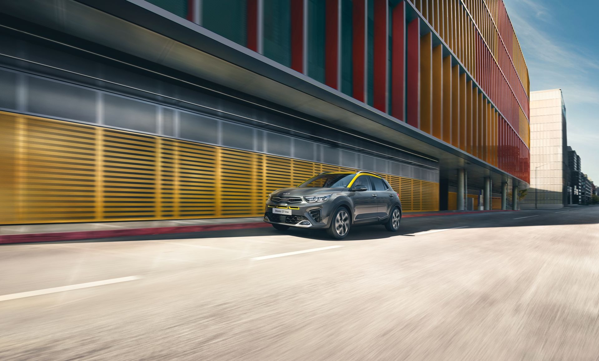 Kia Stonic en movimiento mostrando su dinámico diseño lateral.