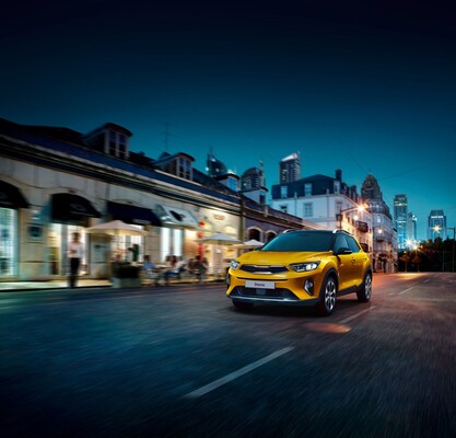 El Kia Stonic captura la noche con su vibrante color y líneas elegantes. El Kia Stonic captura la noche con su vibrante color y líneas elegantes.