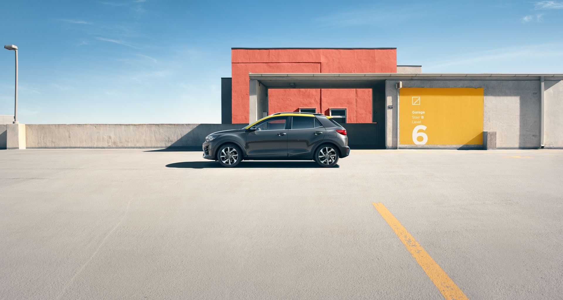 Visión completa del perfil lateral del Kia Stonic estacionado.