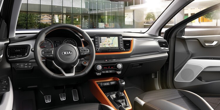 Perspectiva lateral del Kia Stonic en negro con techo naranja, atractivo y moderno. Perspectiva lateral del Kia Stonic en negro con techo naranja, atractivo y moderno.