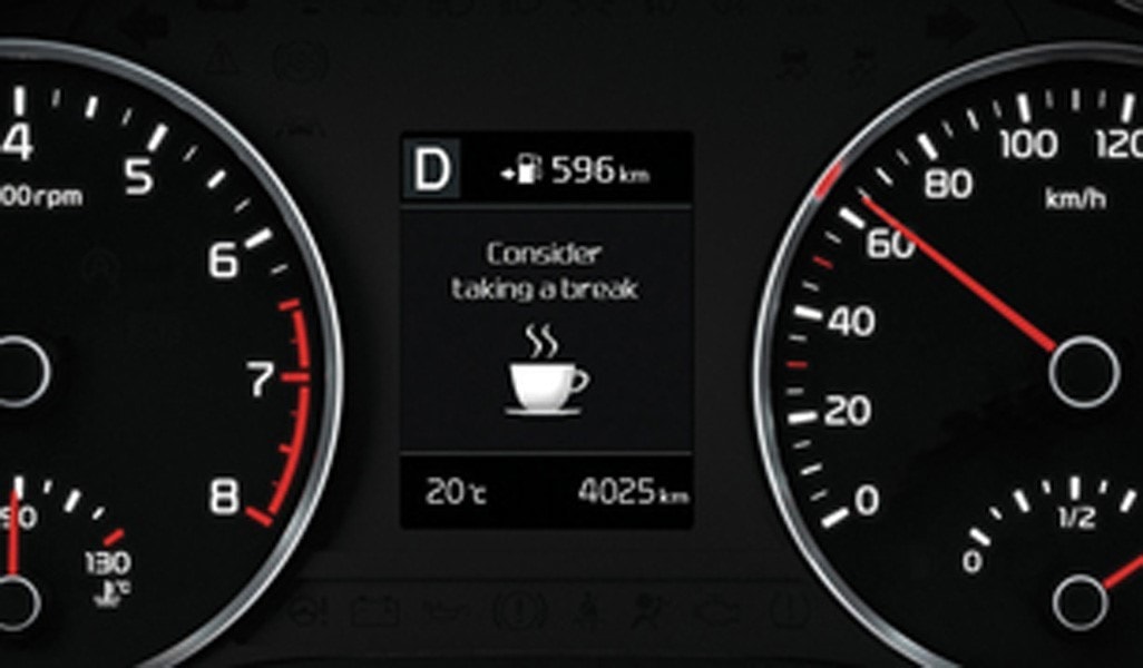 Kia Stonic posado en un entorno urbano, mostrando su aspecto moderno.