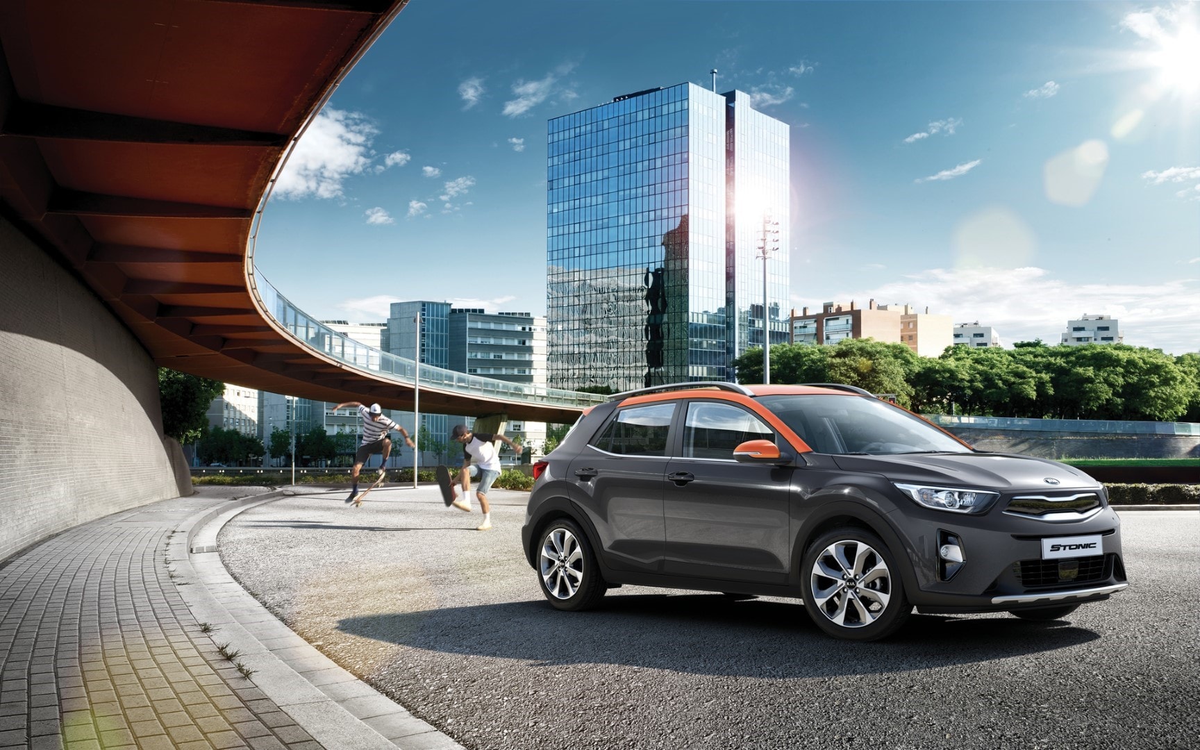 Tablero del Kia Stonic que exhibe avanzada tecnología y acabados premium.