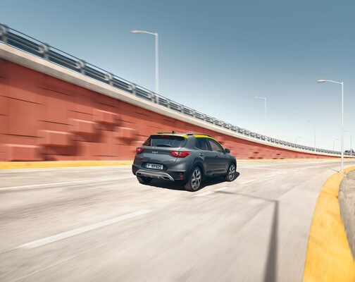 Vista trasera del Kia Stonic en movimiento, destacando la dinámica de diseño. Vista trasera del Kia Stonic en movimiento, destacando la dinámica de diseño.