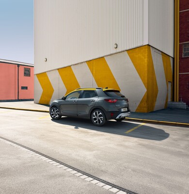 Kia Stonic aparcado mostrando diseño lateral y trasero. Kia Stonic aparcado mostrando diseño lateral y trasero.