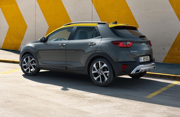 Imagen del Kia Stonic exhibiendo su perfil trasero y contorno lateral. Imagen del Kia Stonic exhibiendo su perfil trasero y contorno lateral.