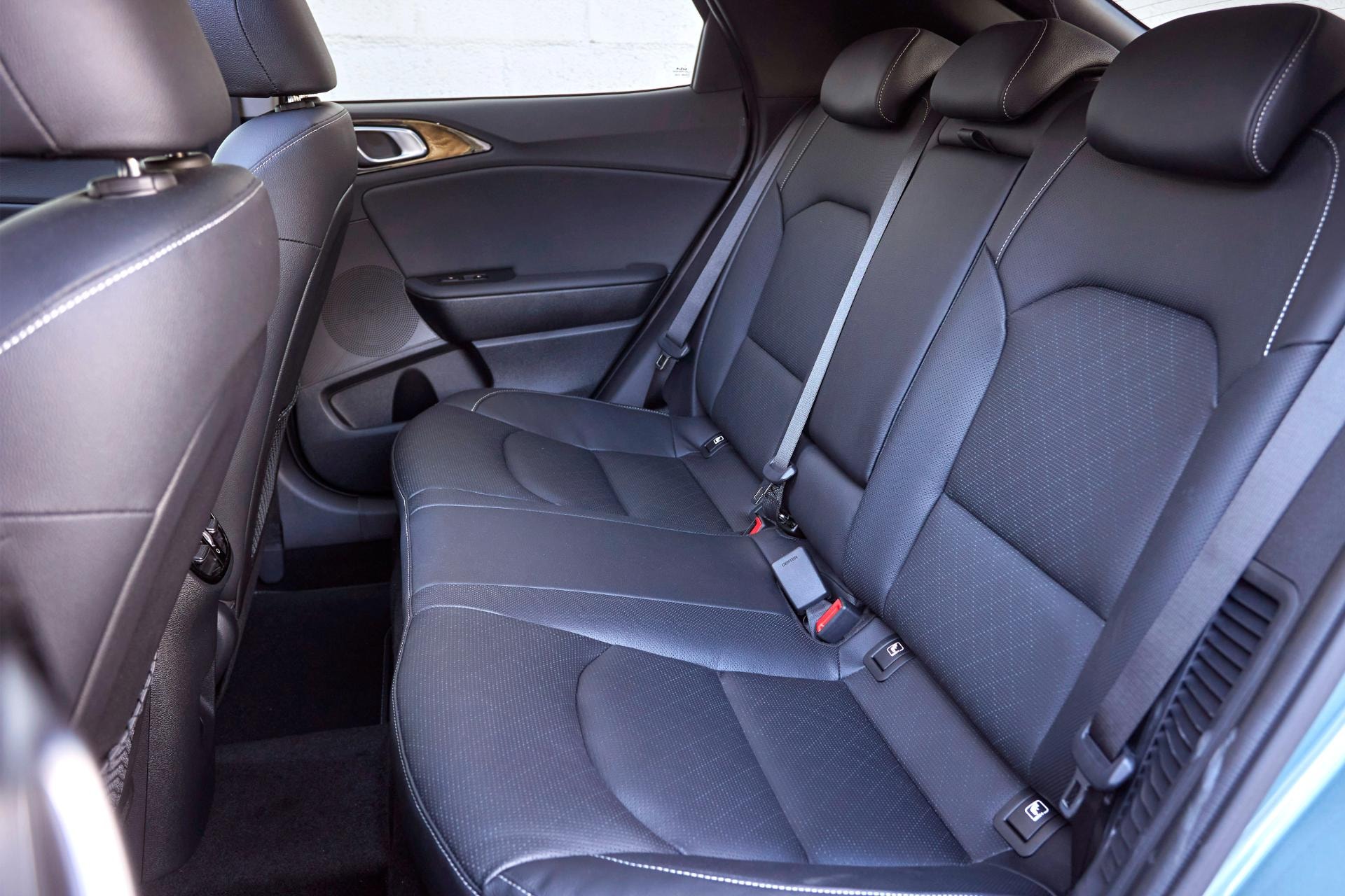 Imagen de los asientos traseros del Kia Xceed Híbrido, enfatizando espacio y confort.