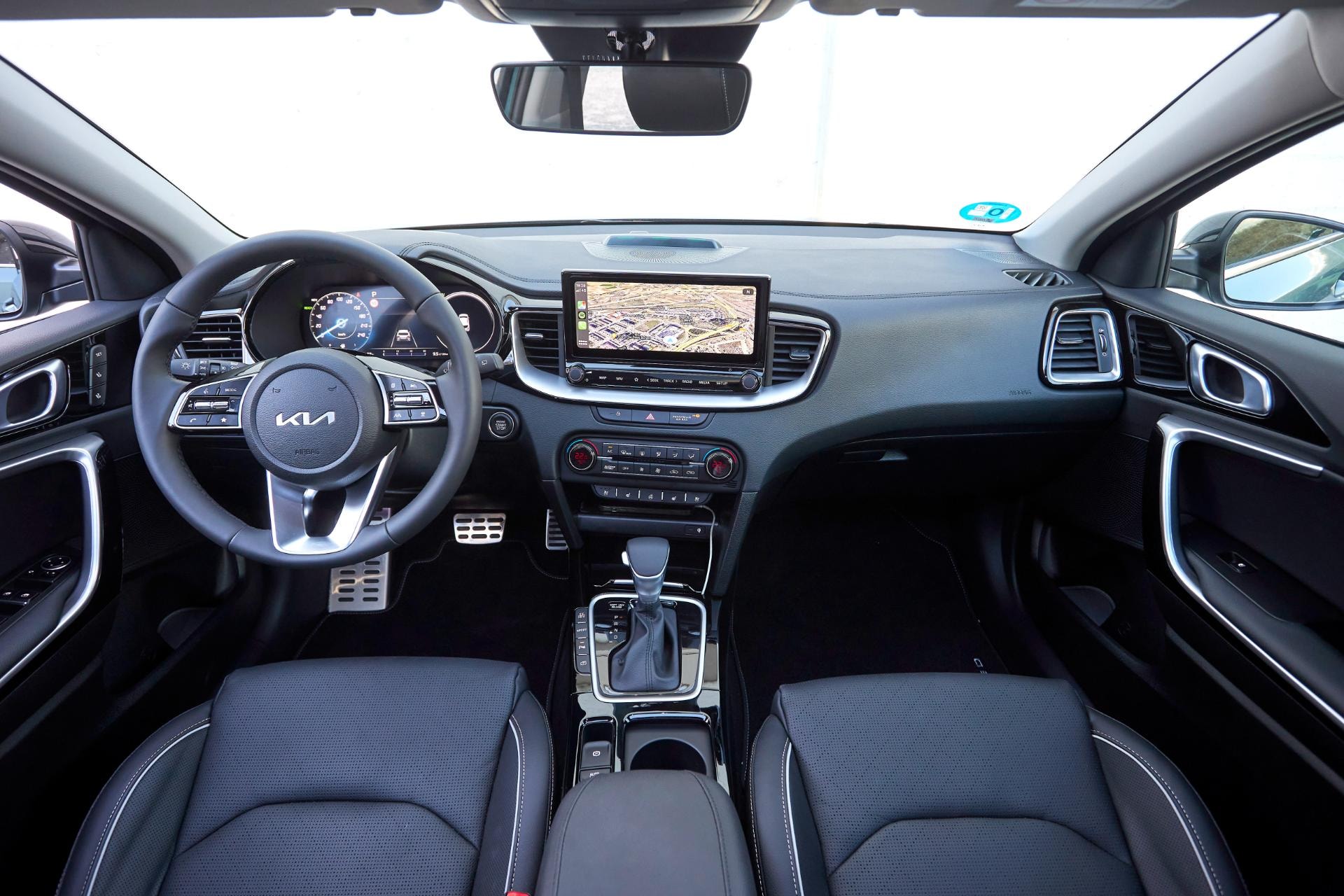 Cabina del conductor en un Kia Xceed Híbrido, con foco en el volante y tablero de instrumentos.