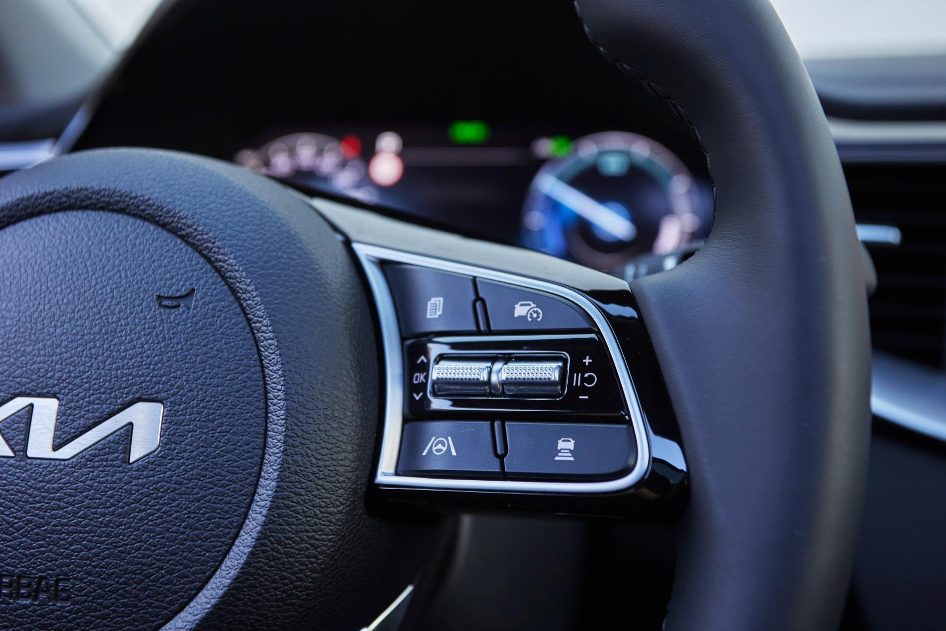 Primer plano de los controles en el volante del Kia Xceed Híbrido.