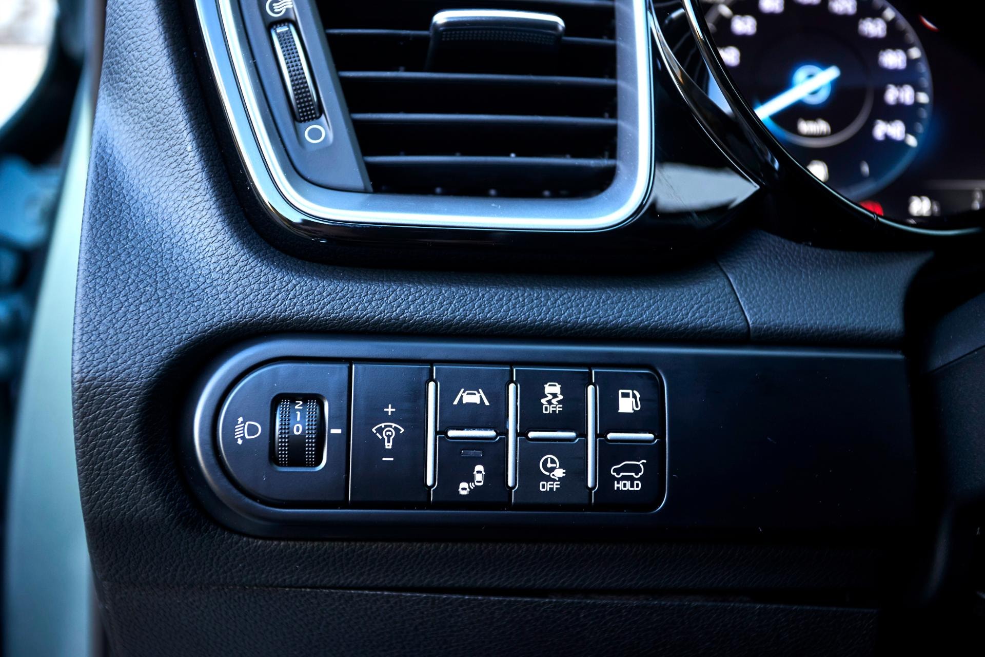 Panel de control para luces y sistemas de asistencia al conductor del Kia Xceed