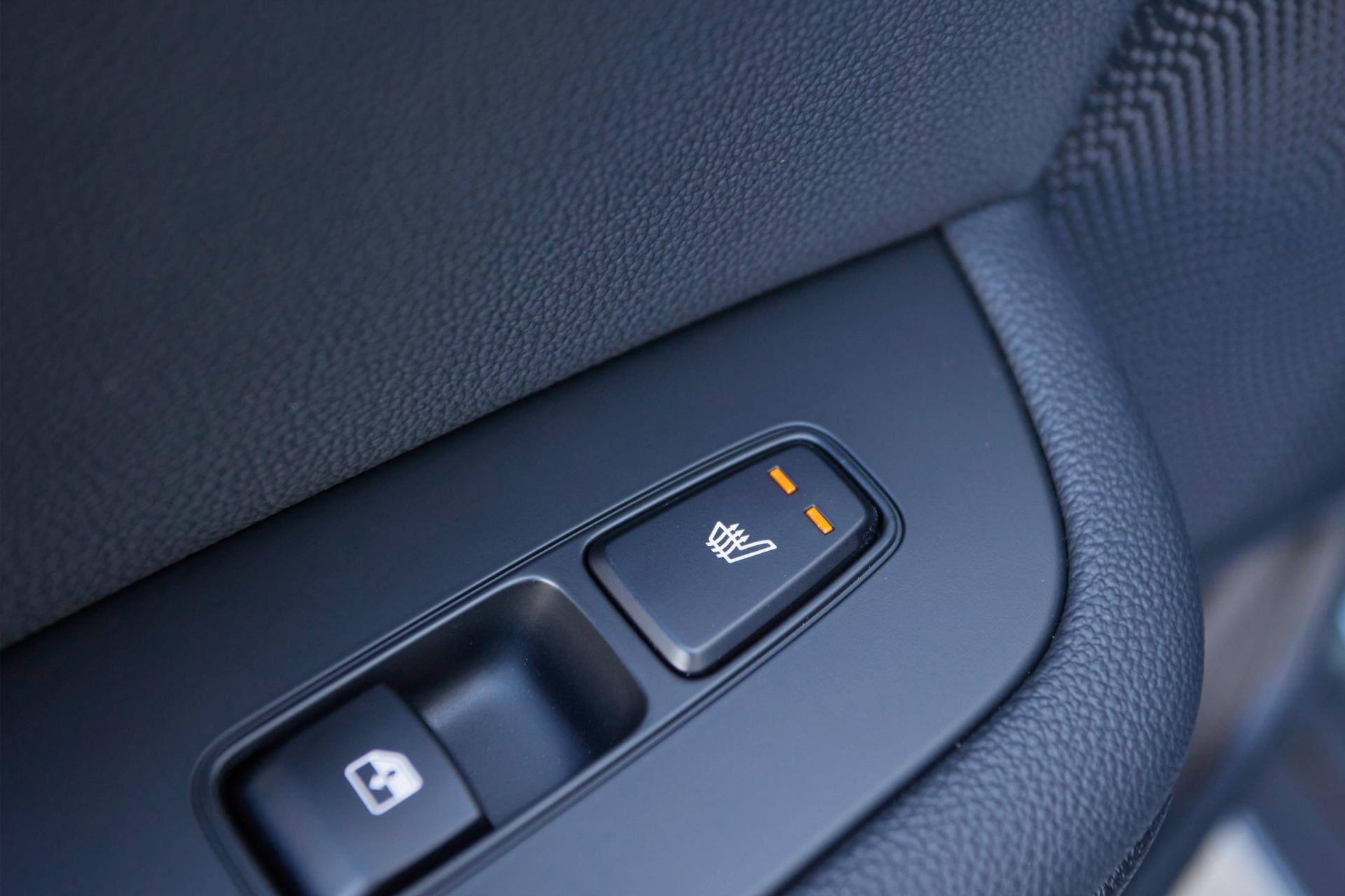Botones de calentador de asientos en el interior del Kia Xceed Híbrido.