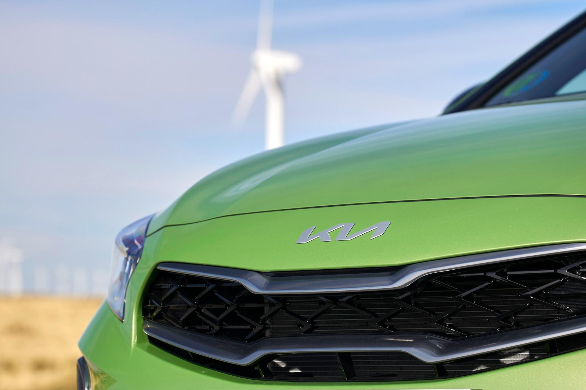 Primer plano del emblema y parrilla del Kia Xceed Híbrido.