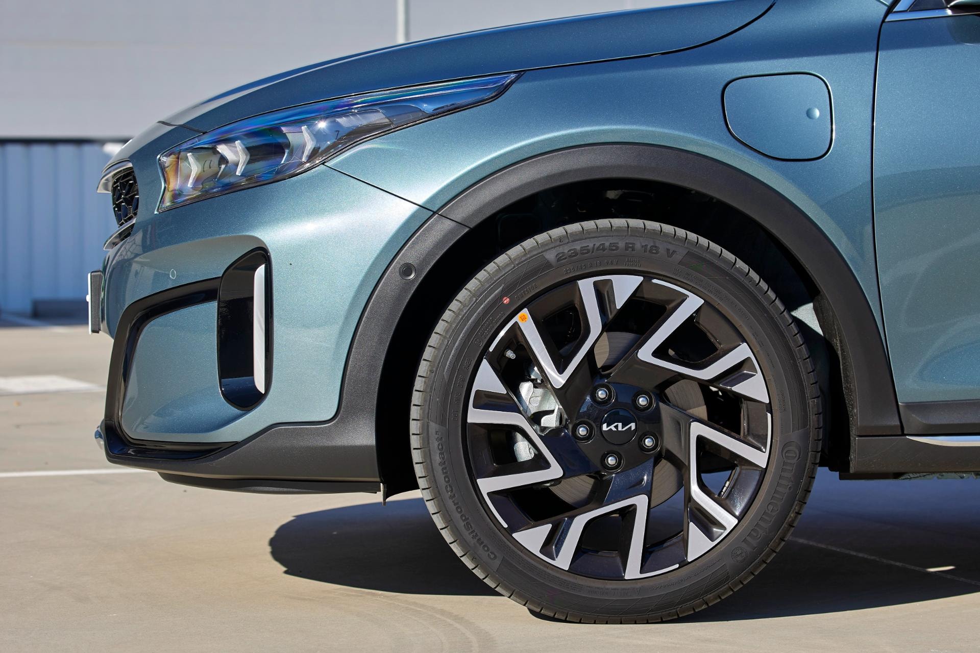 Detallada vista de la llanta de aleación del Kia Xceed Híbrido, diseño deportivo y elegante.