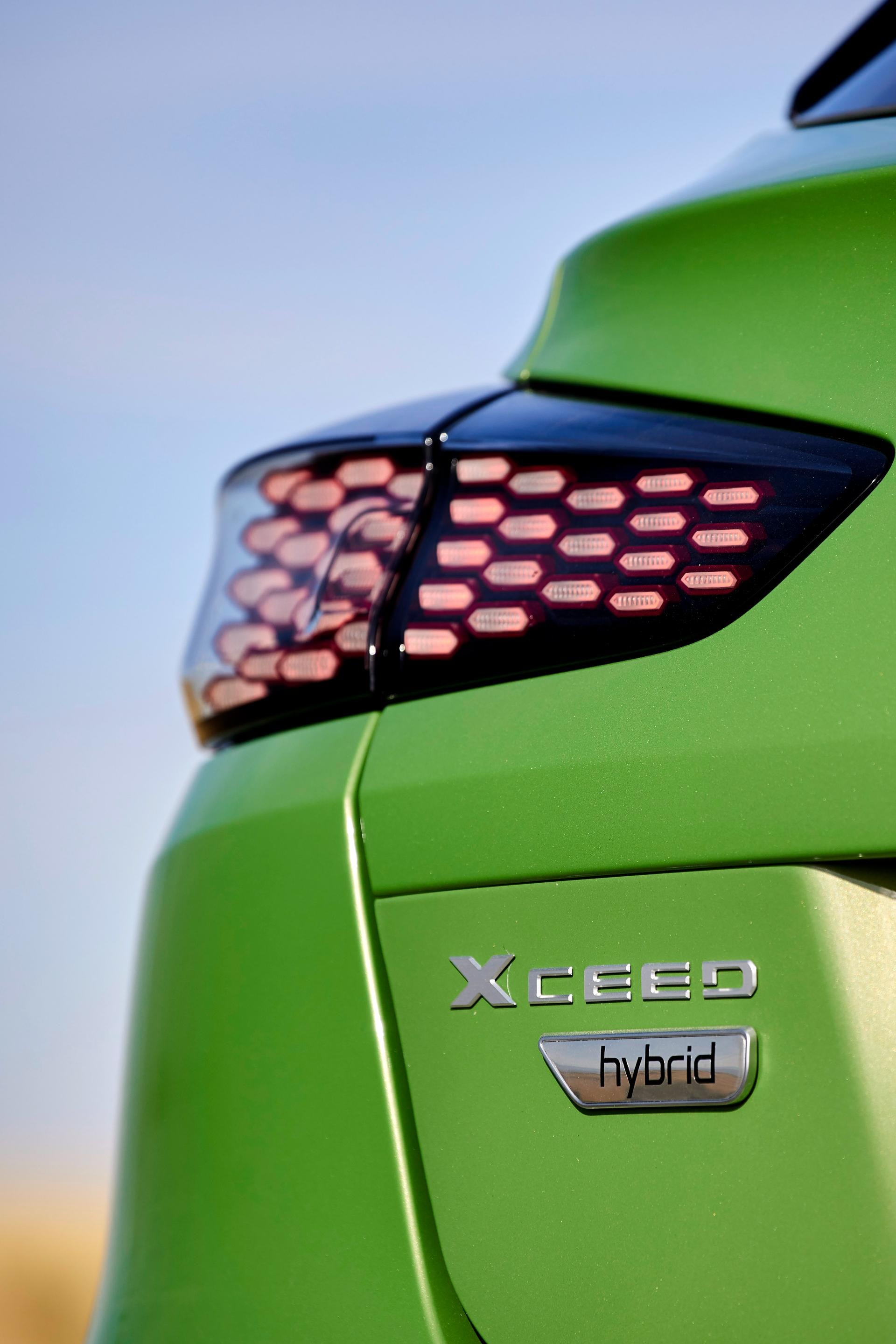 Primer plano de las luces traseras del Kia Xceed Híbrido, realzando su diseño único.