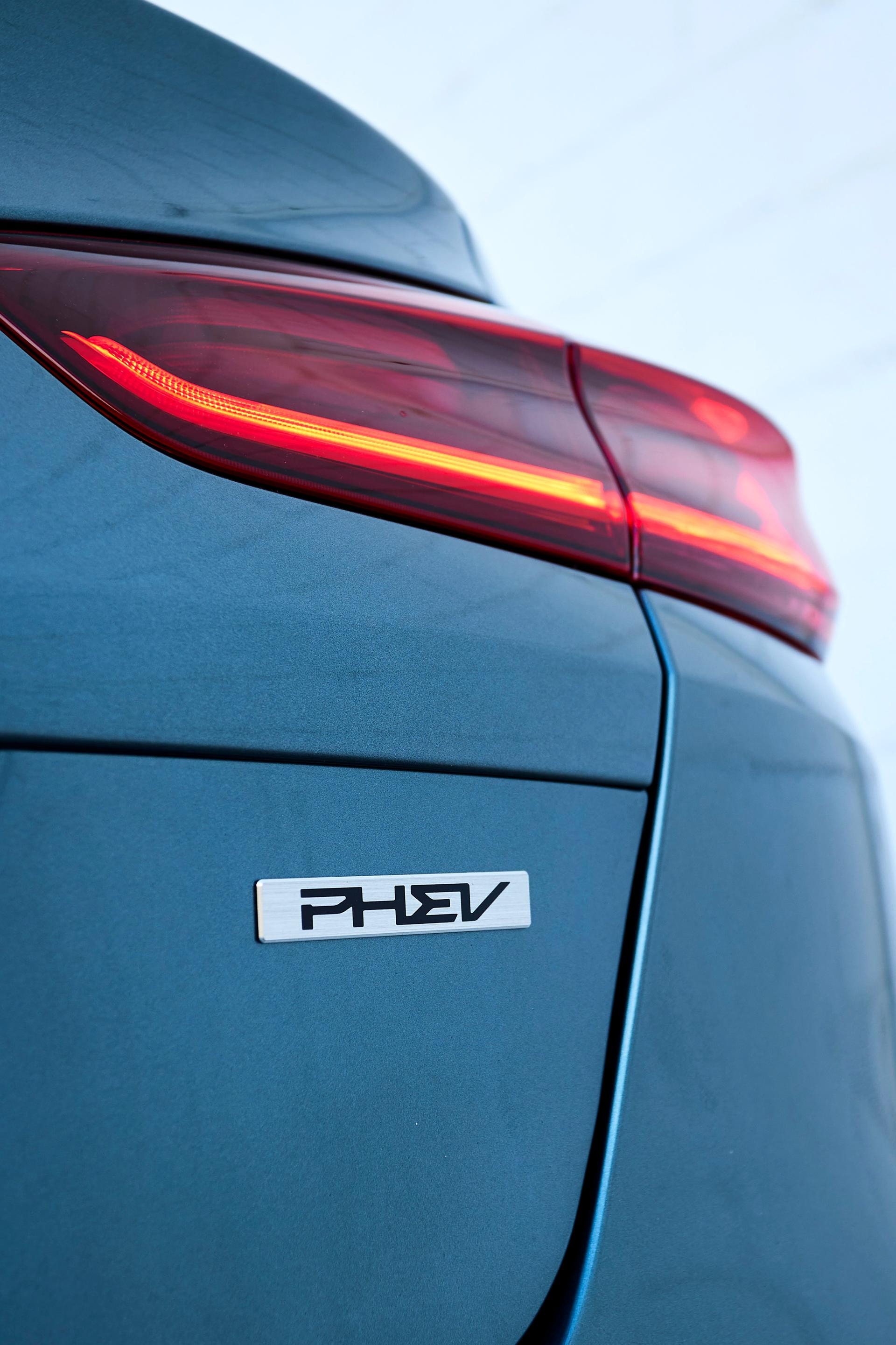Detalle del emblema PHEV del Kia Xceed Híbrido, identificando su tecnología de propulsión
