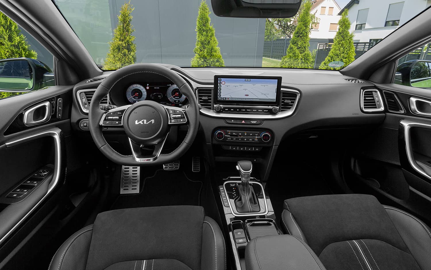 Espacio interior del Kia XCeed Híbrido con acabados y ergonomía visibles.