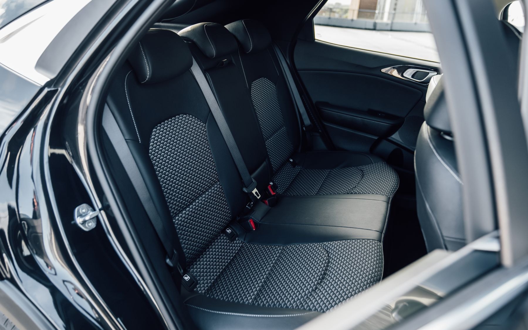 Asientos traseros con acabados de alta calidad del Kia Xceed Híbrido.