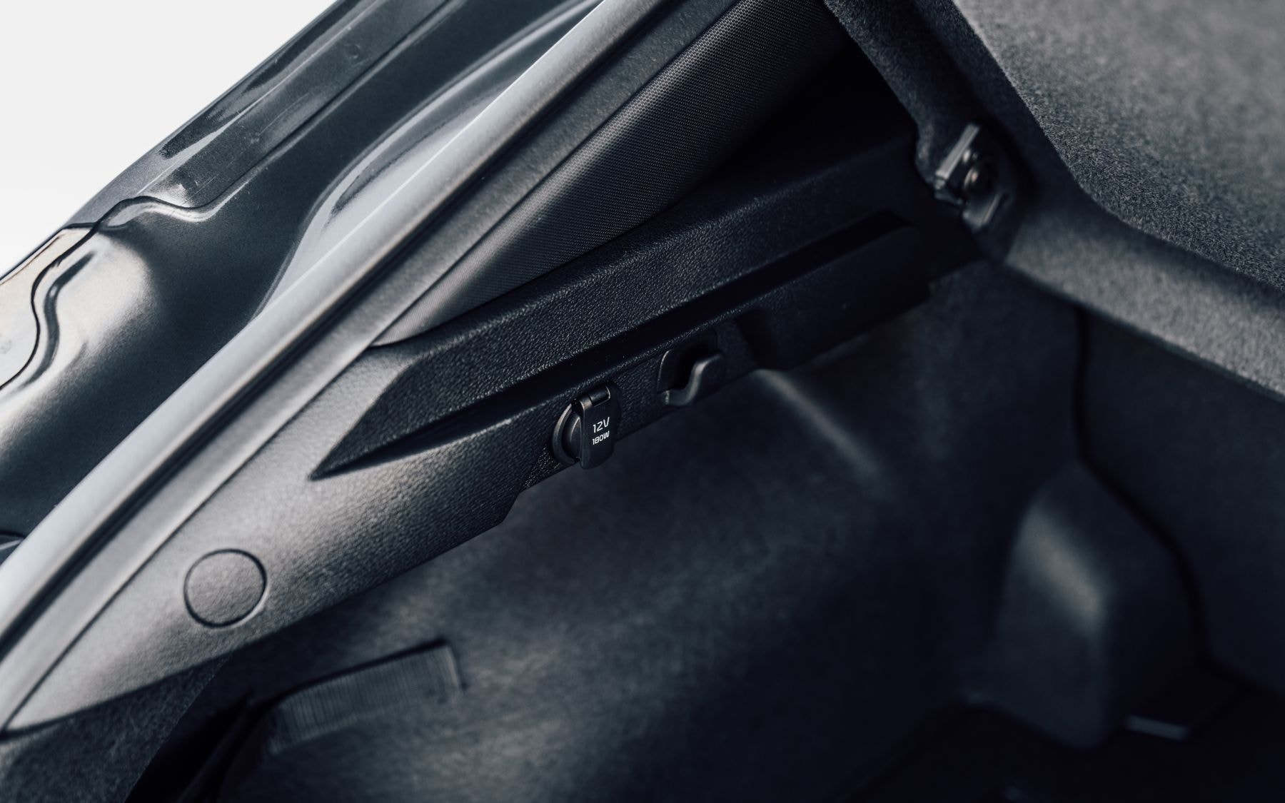 Vista de los asientos traseros, espacio y confort en el Kia Xceed Híbrido.