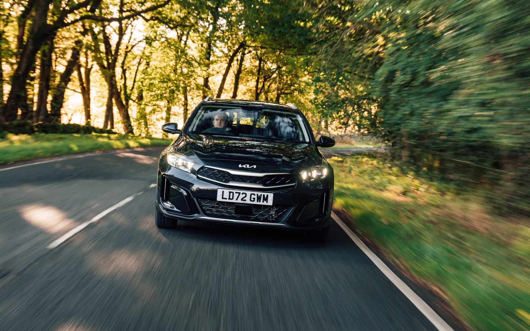 Rueda del Kia Xceed Híbrido destacando su diseño dinámico.