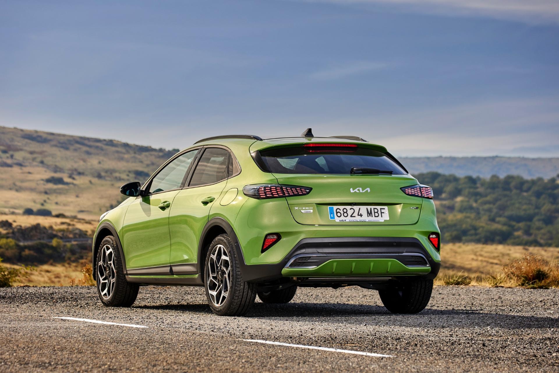Vista trasera y lateral del Kia Xceed Híbrido destacando su diseño compacto y elegante.