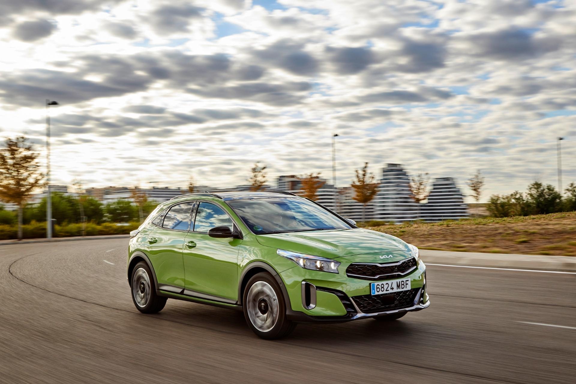 Vista lateral del Kia Xceed Híbrido en movimiento mostrando su diseño aerodinámico.