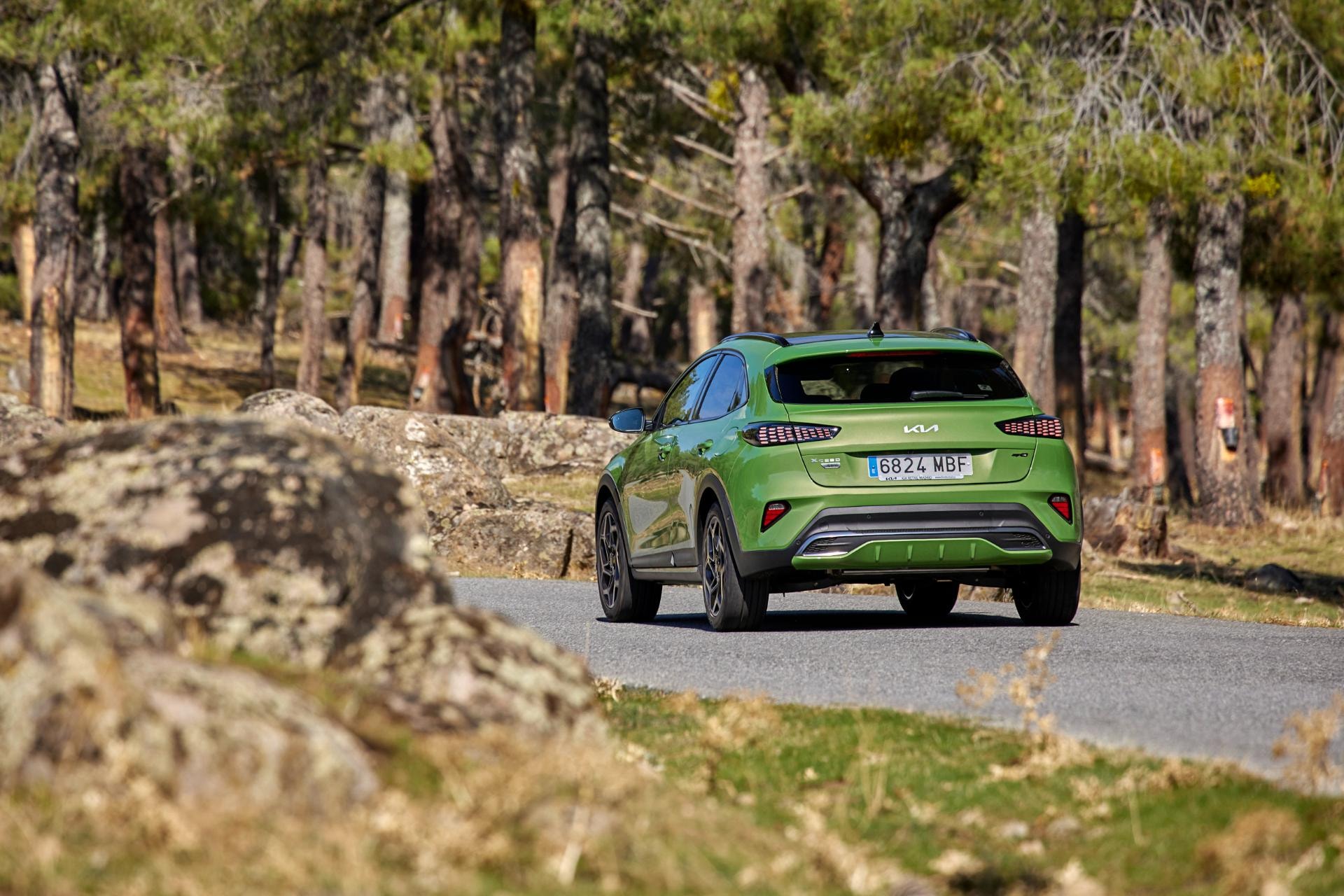 Imagen trasera del Kia Xceed Híbrido en un entorno rural, mostrando su integración con la naturaleza.