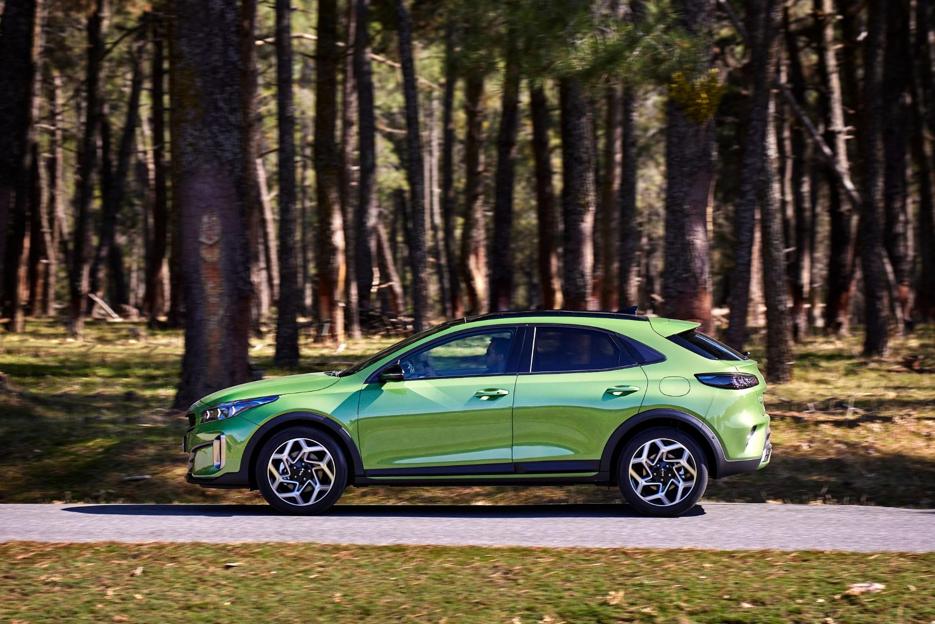 Imagen del Kia Xceed Híbrido mostrando su línea lateral y llantas de diseño deportivo.