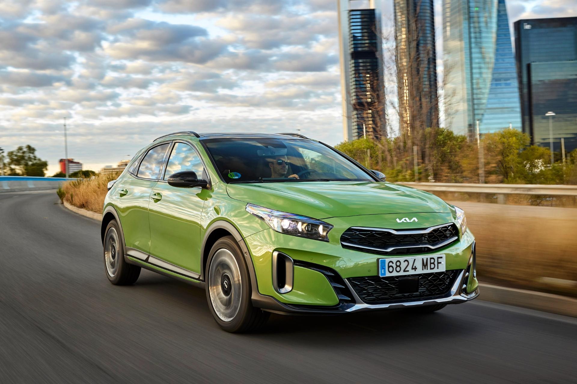 El Kia Xceed Híbrido captado en un entorno urbano, destacando su dinamismo.