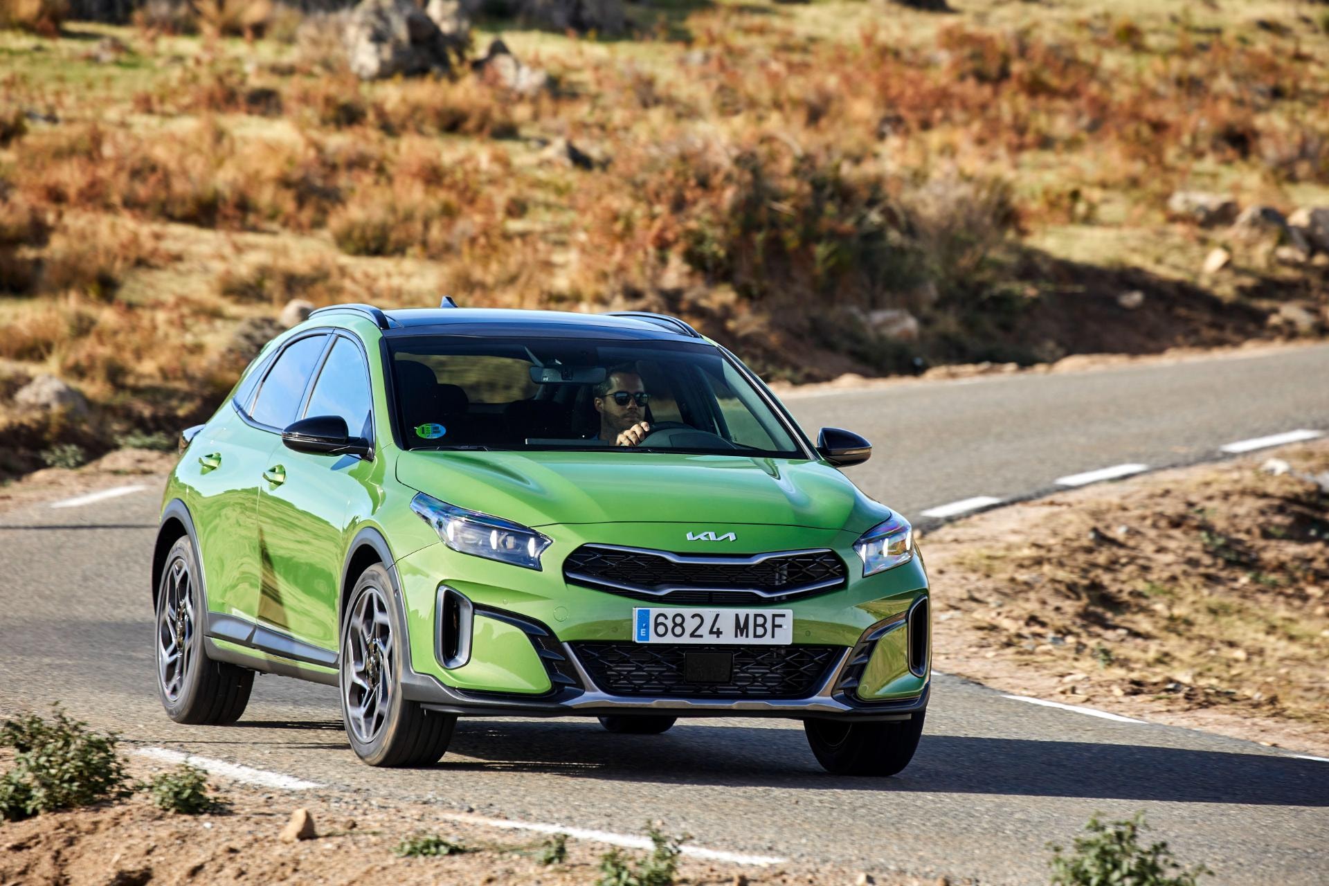 Fotografía del Kia Xceed Híbrido desde el frente, destacando su parrilla y faros en carretera