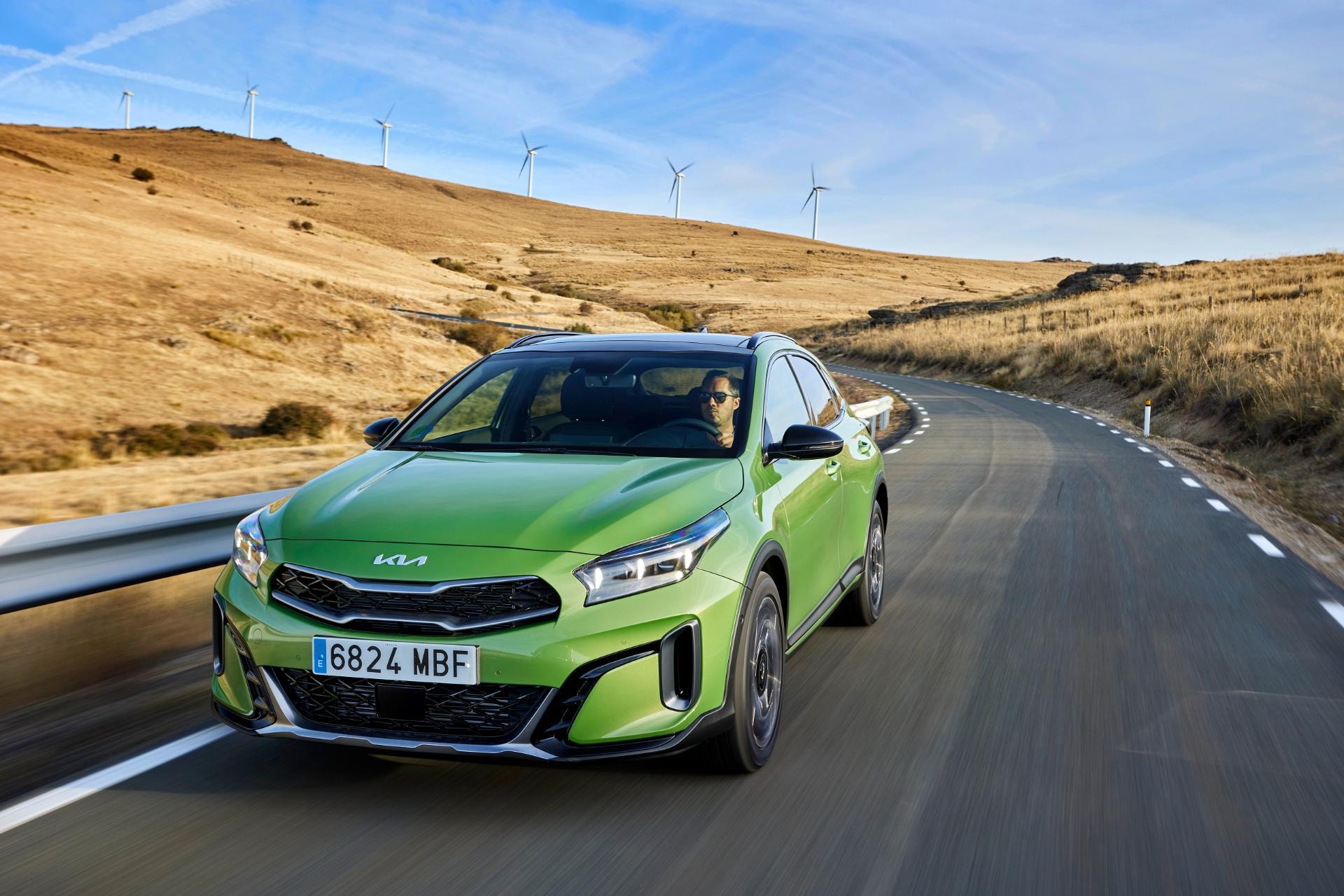 Imagen del Kia Xceed Híbrido en movimiento, mostrando frontal y lateral.