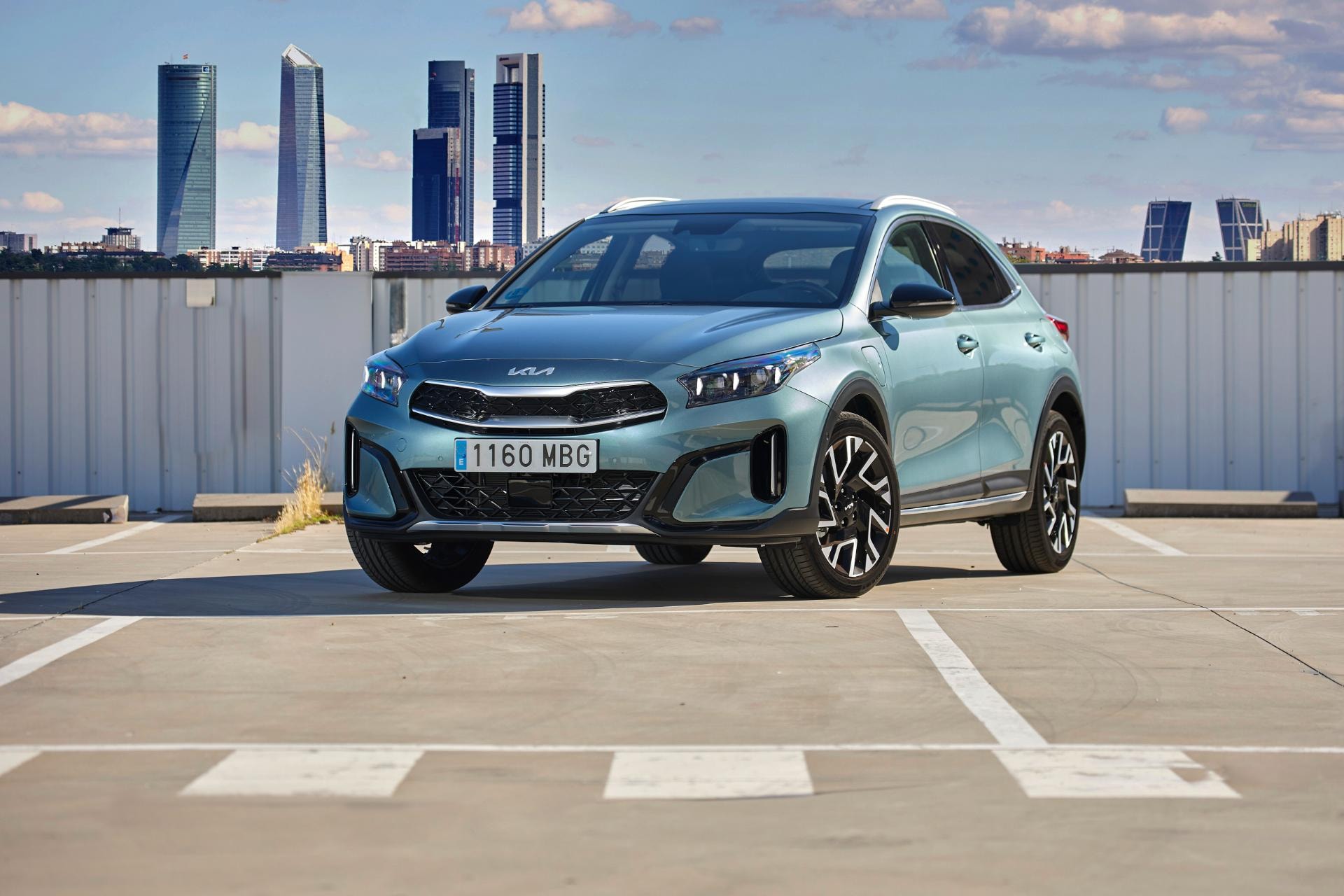 Imagen del Kia Xceed Híbrido estacionado, mostrando su línea dinámica.