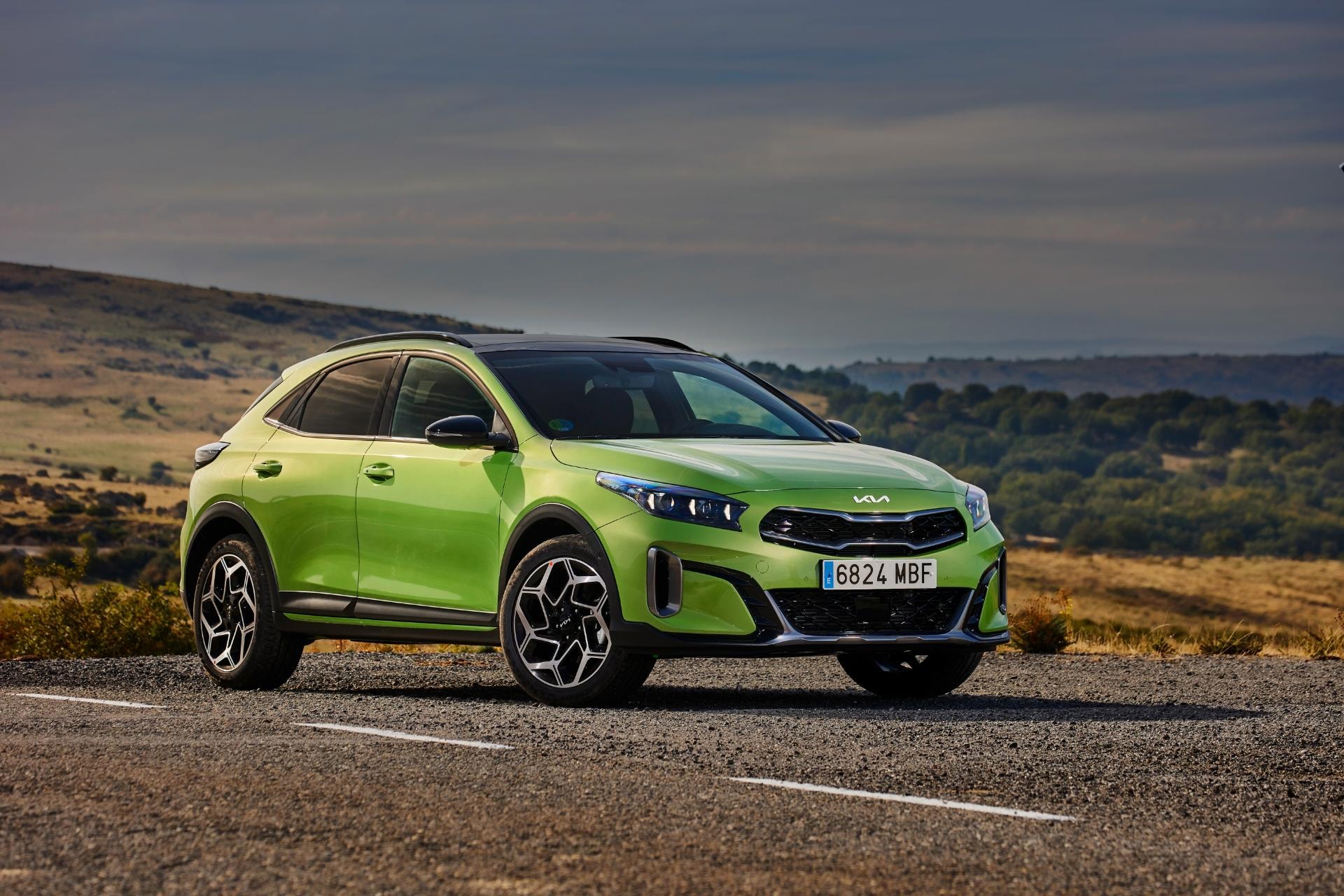 El Kia Xceed Híbrido mostrando su frente fiero y líneas laterales que recuerdan a un coupé.