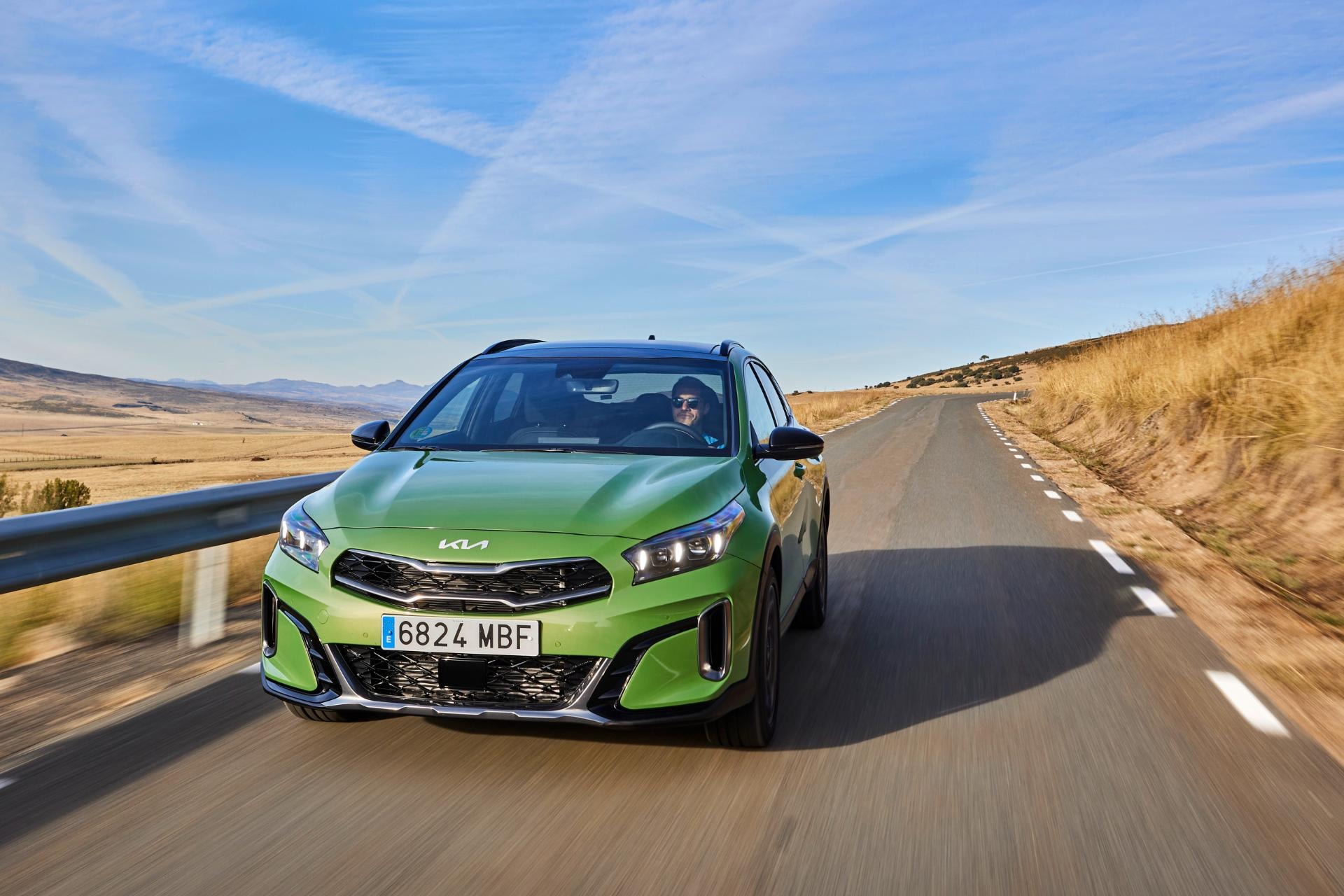 Fotografía frontal del Kia Xceed Híbrido capturando la visión del conductor.