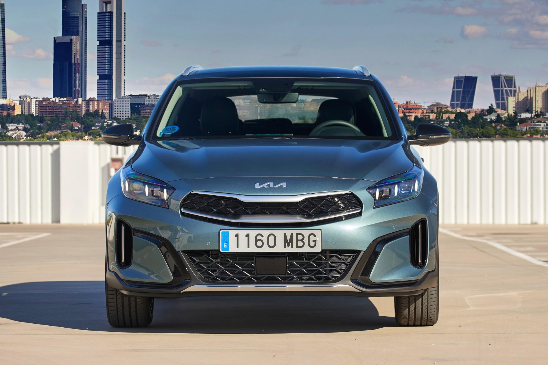 Toma detallada de la parte delantera del Kia Xceed Híbrido que resalta su parrilla y ópticas.