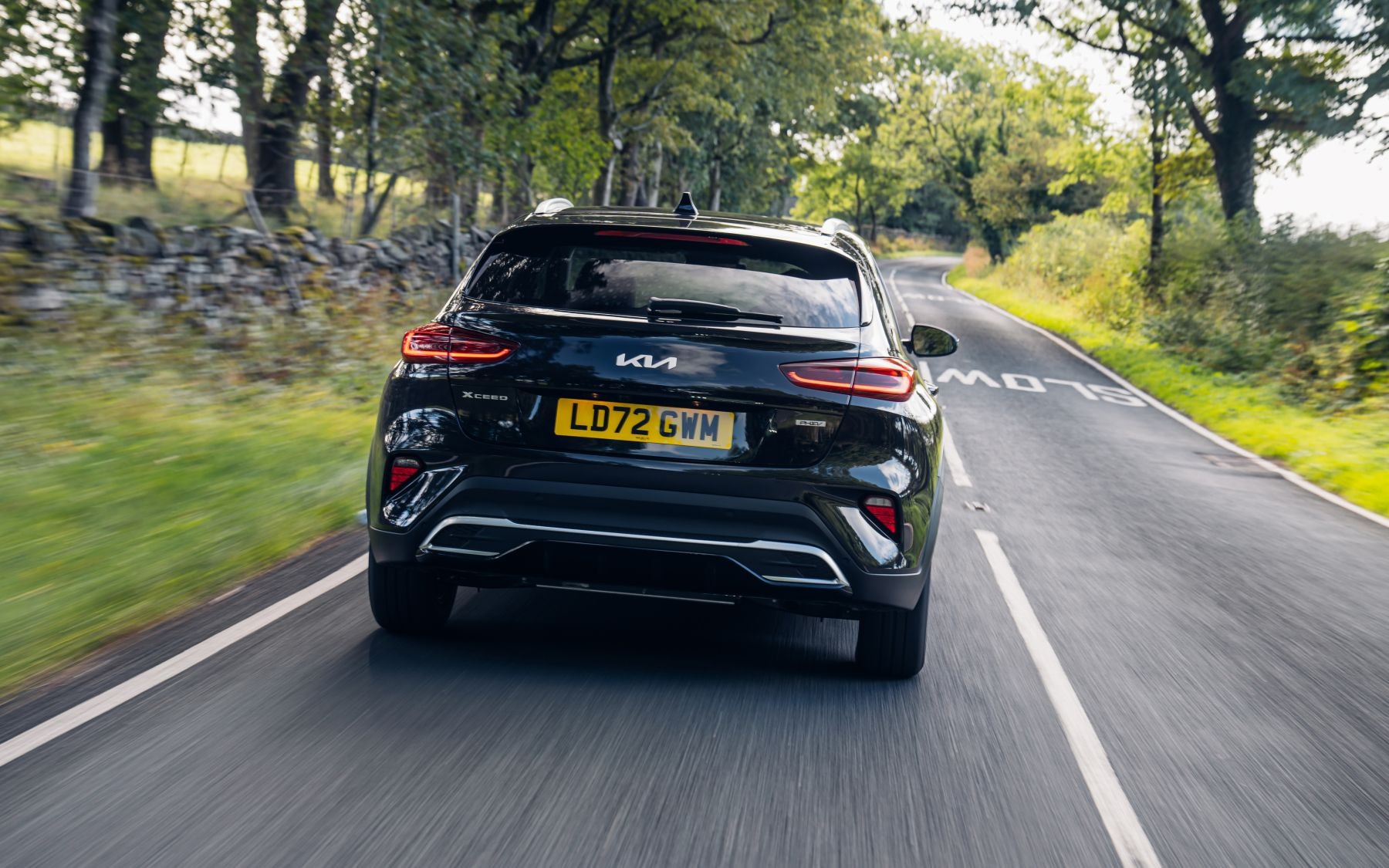 Vista frontal del Kia Xceed Híbrido en una estación de carga.