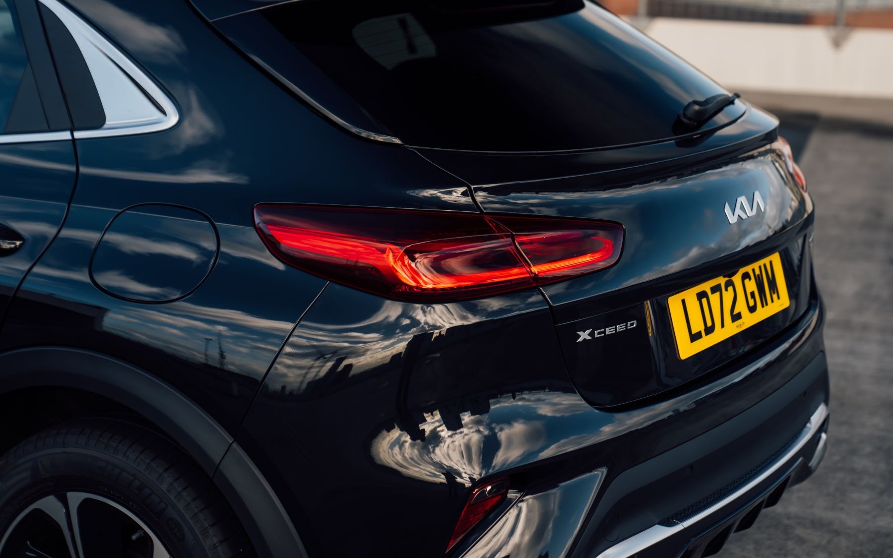 Close-up del frontal del Kia Xceed Híbrido, enfatizando los faros.