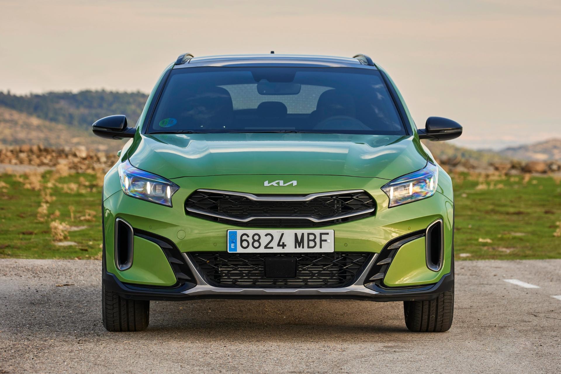 Fotografía frontal del Kia Xceed Híbrido que muestra sus características distintivas de diseño.