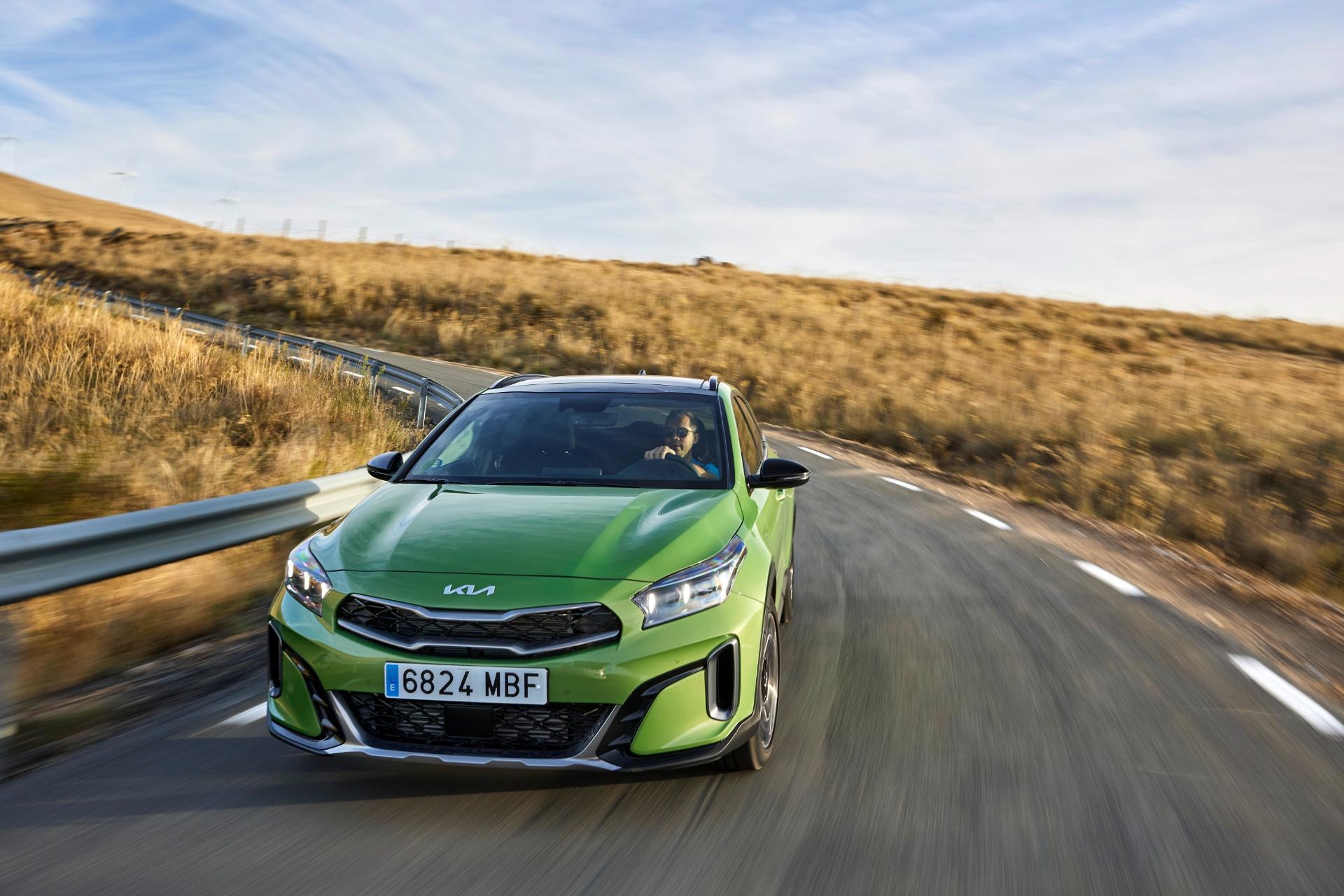 Fotografía dinámica del Kia Xceed Híbrido desde un ángulo frontal lateral.