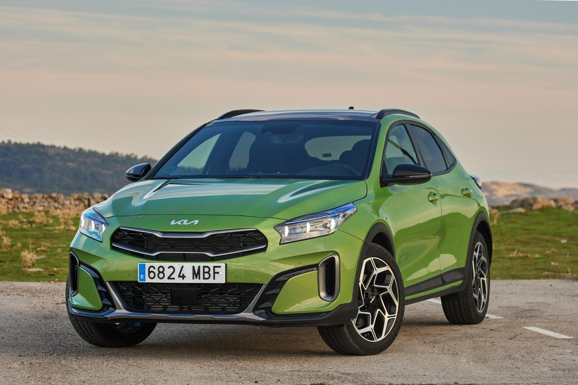 Vista frontal del Kia Xceed Híbrido estacionado resaltando su parrilla.