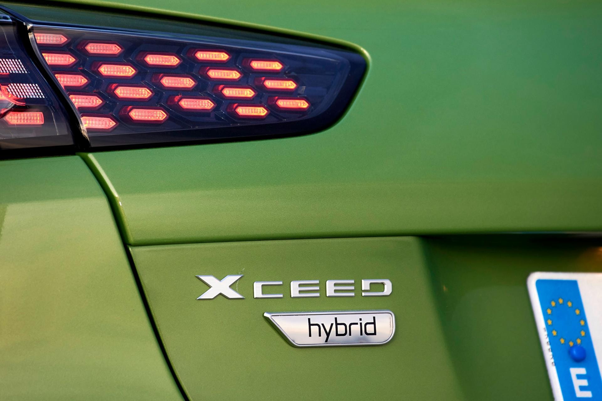 Detalle de la insignia "Xceed hybrid" que confirma la versión del vehículo.