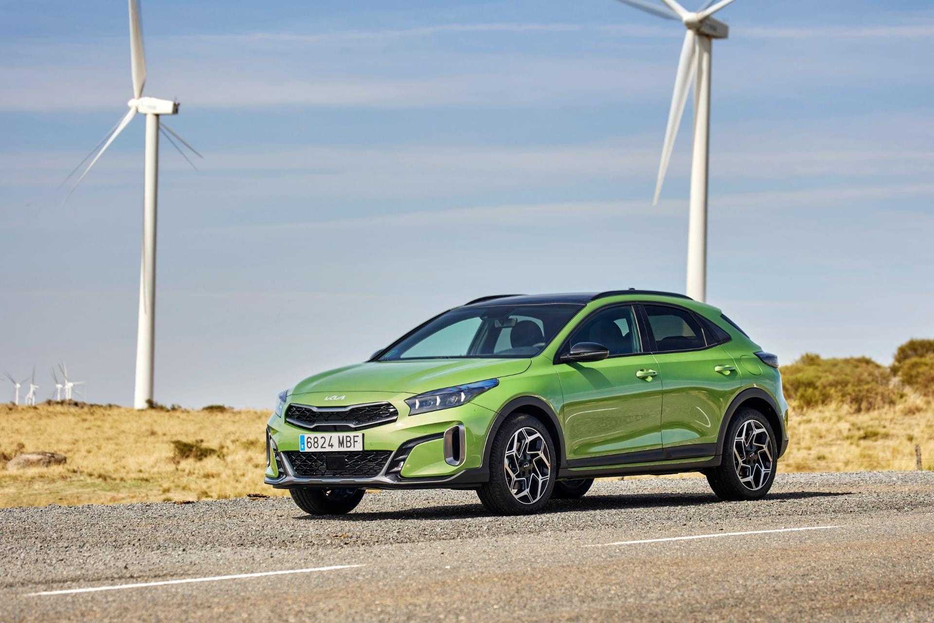 Perfil del Kia Xceed Híbrido mostrando su diseño lateral.