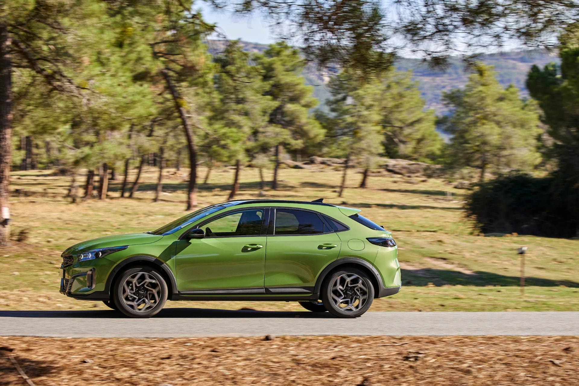 Perfil lateral del Kia Xceed Híbrido en movimiento, destacando su diseño dinámico.