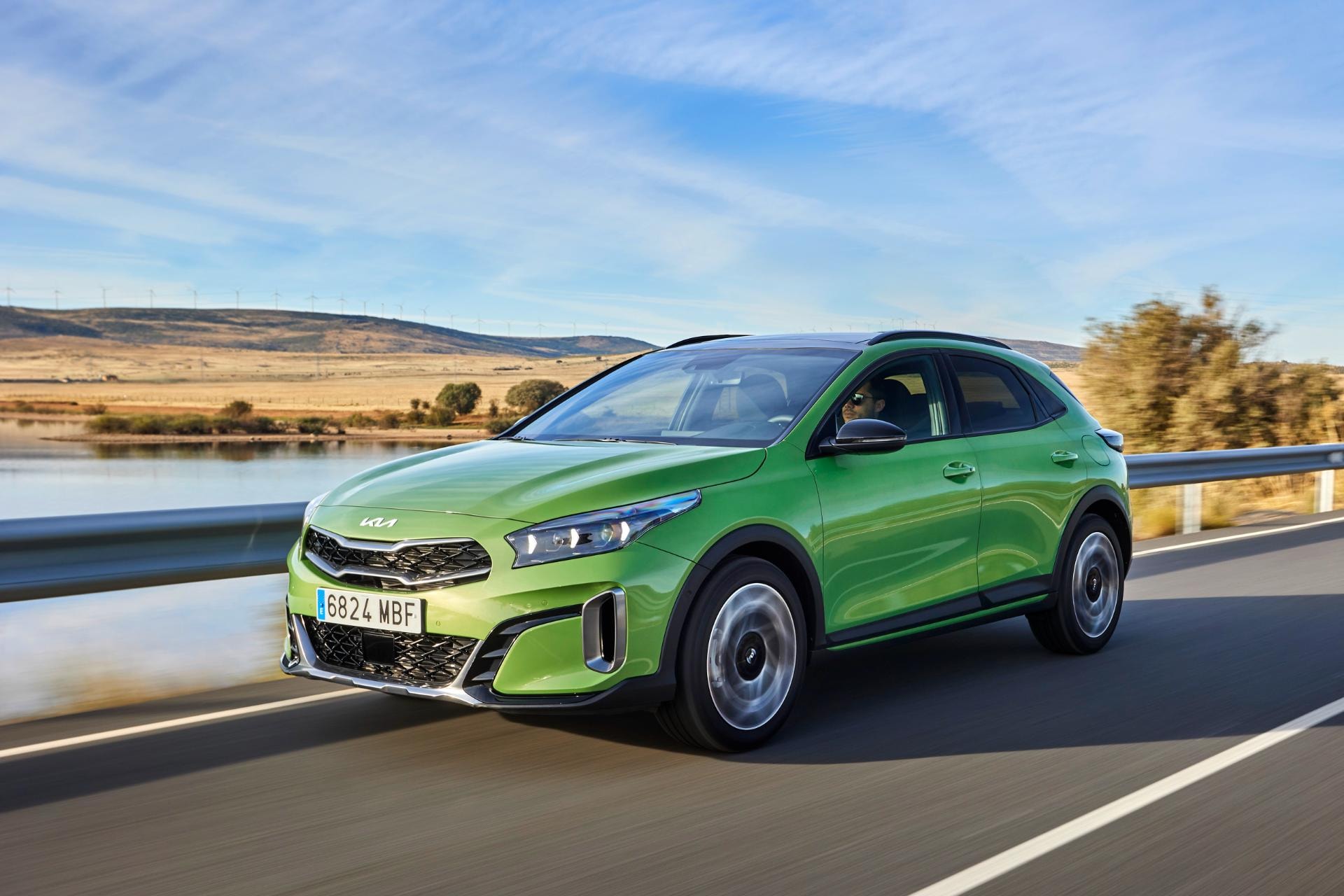 Vista lateral del conductor en Kia Xceed Híbrido en ruta.