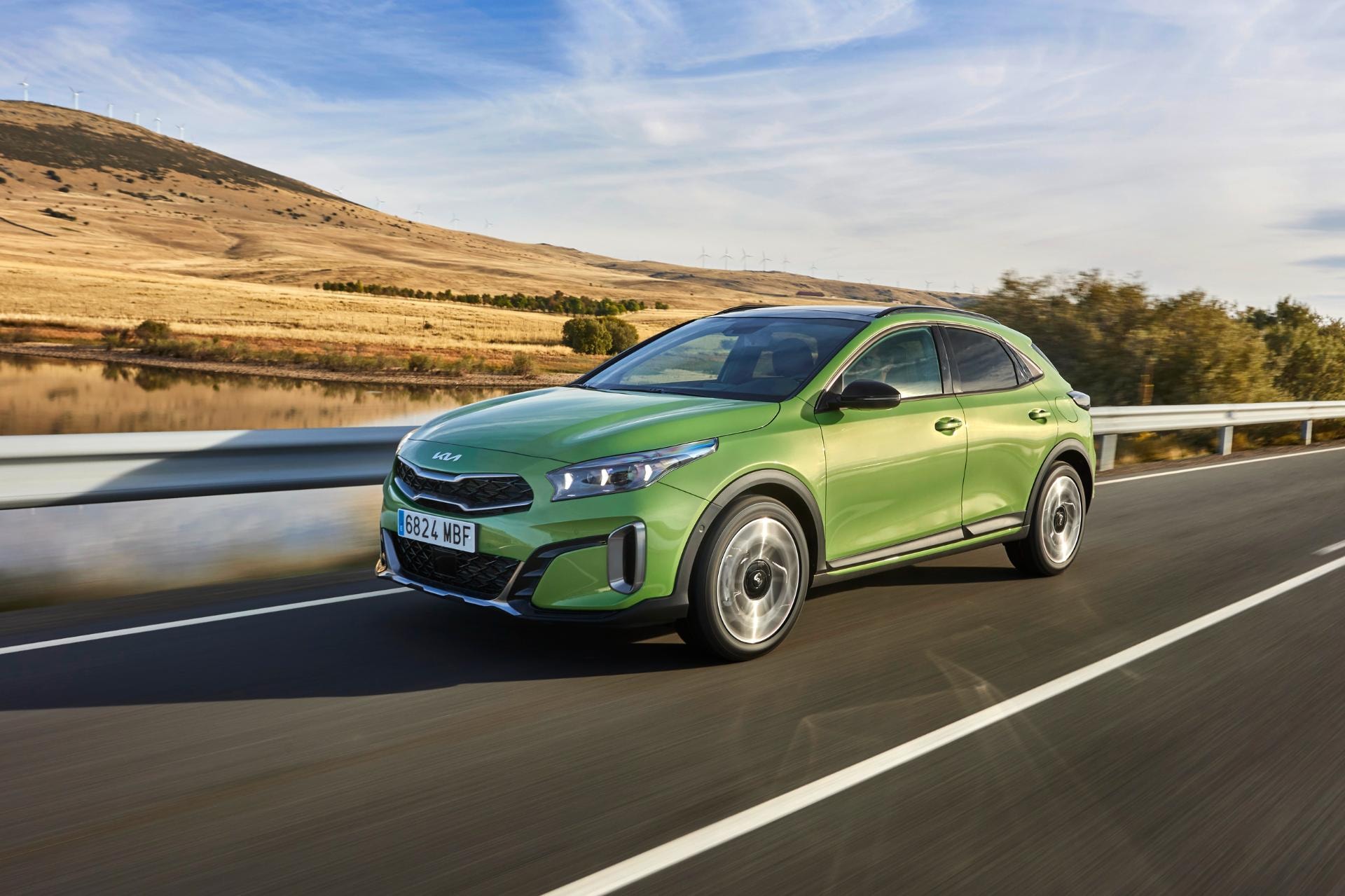 Imagen dinámica del Kia Xceed Híbrido desde una perspectiva lateral.