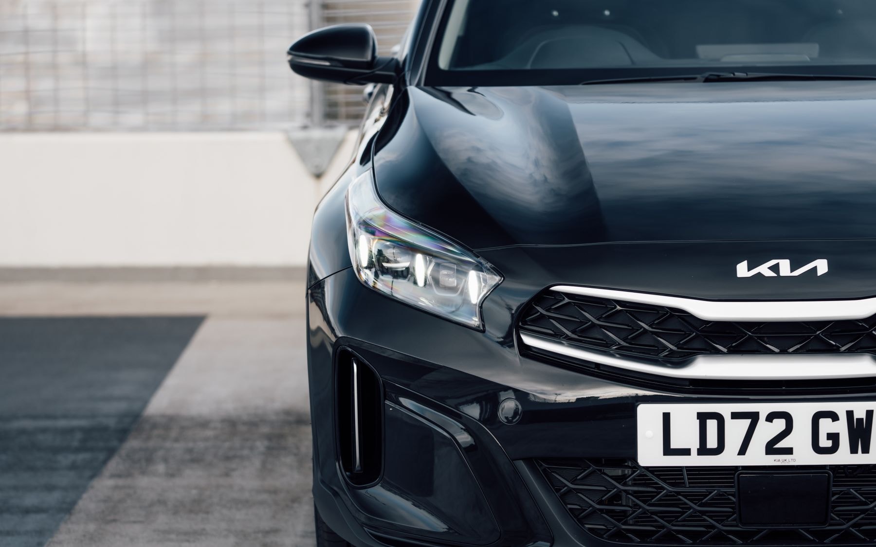 Kia Xceed Híbrido parado, resaltando su diseño moderno.