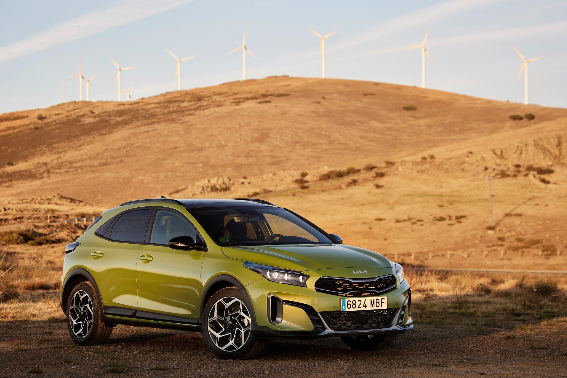 Imagen del Kia Xceed Híbrido aparcado destacando su perfil y frontal musculoso.