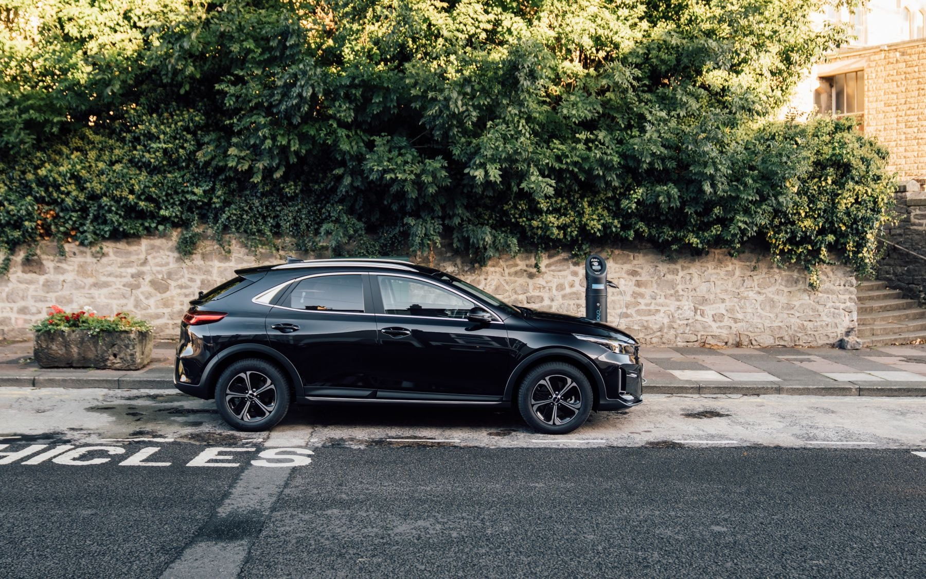 Perspectiva trasera del Kia Xceed Híbrido en carretera.