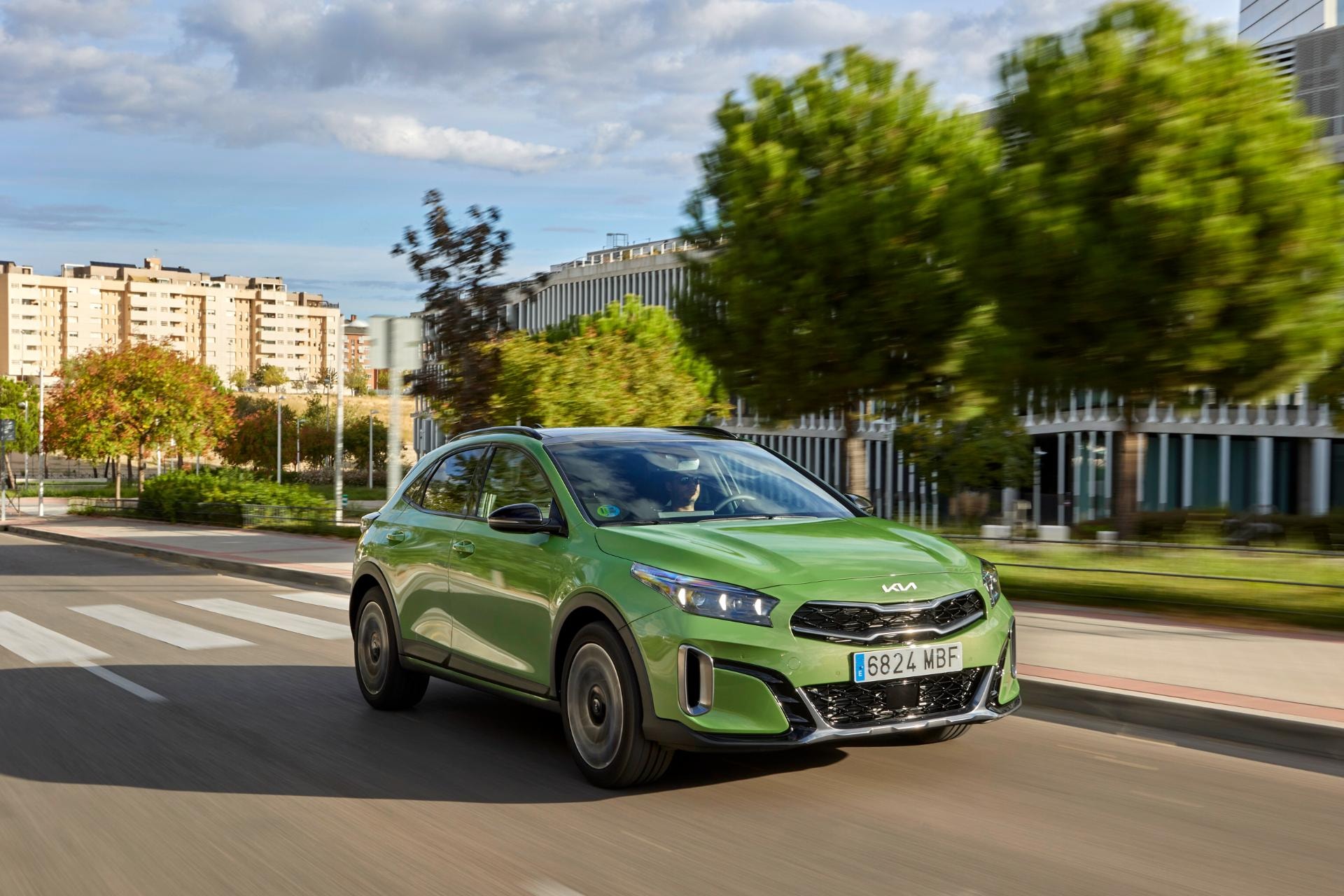 El Kia Xceed Híbrido en un entorno urbano, enfatizando su adaptabilidad a la ciudad.