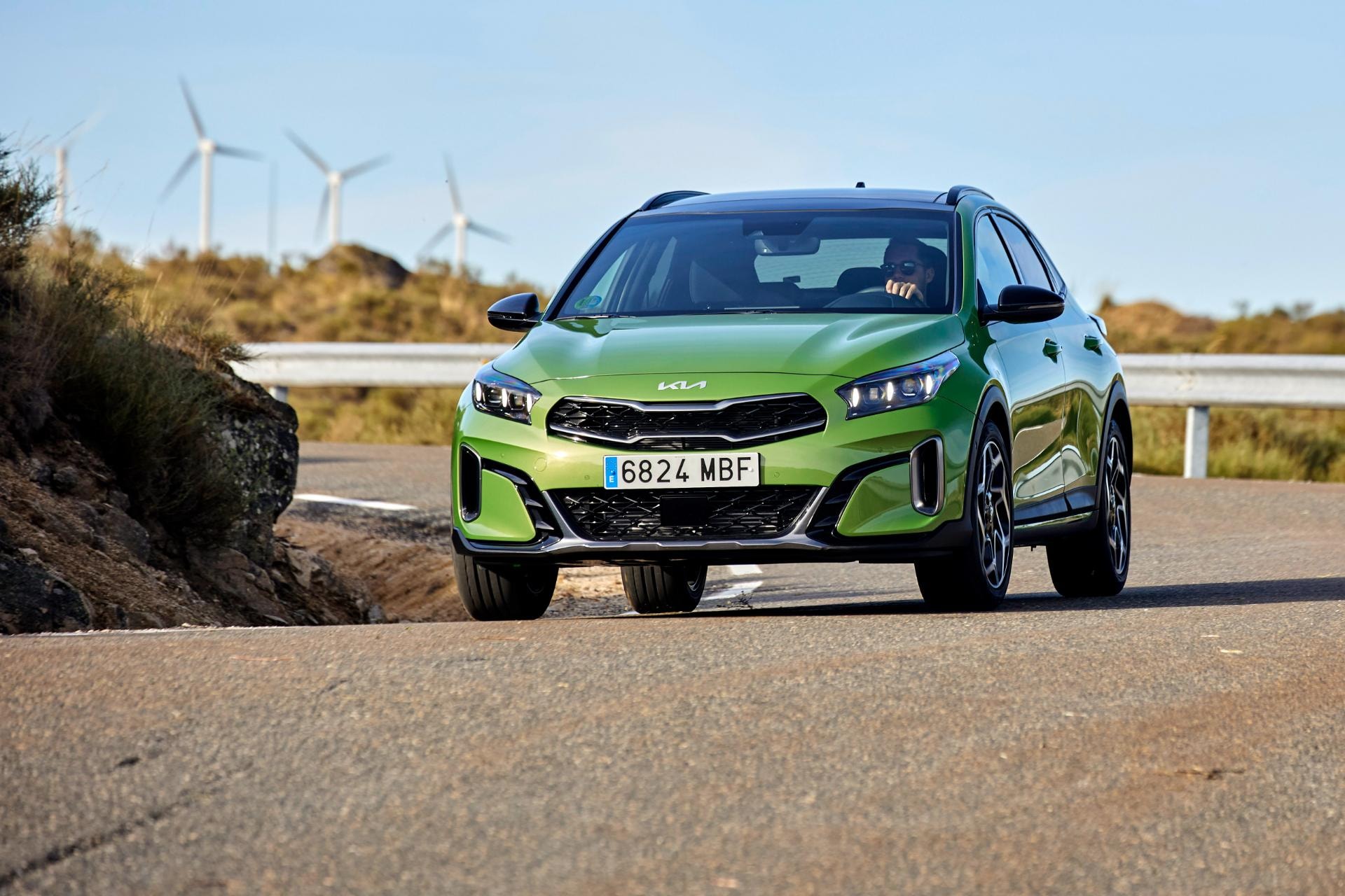 Vista delantera del Kia Xceed Híbrido destacando su diseño frontal.